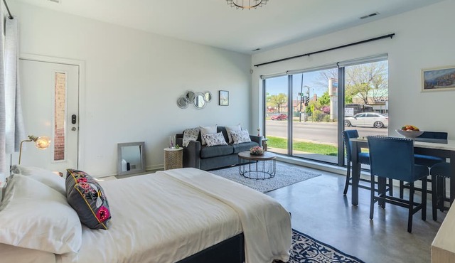 Modern Deluxe Studio Suite in lovely Oak Park!