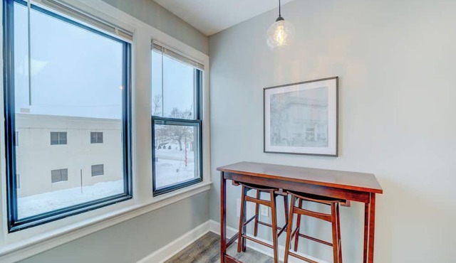 Lovely Mid-Century Modern - Apt B