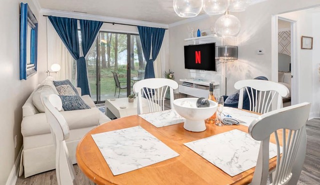 🏖️ Gorgeous Sunset Views @ The Shores Lake View Condo ➠ 5681