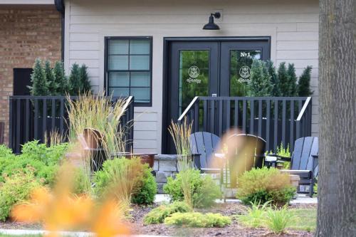 Charming Riverfront Stay - Heart of Downtown