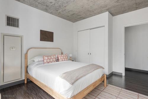 Linea Luxury Living with Indoor Pool and Rooftop Views in The Loop