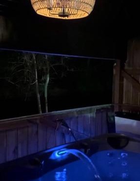 Mill Creek Suite (Jacuzzi Tub) - Potter’s Mill