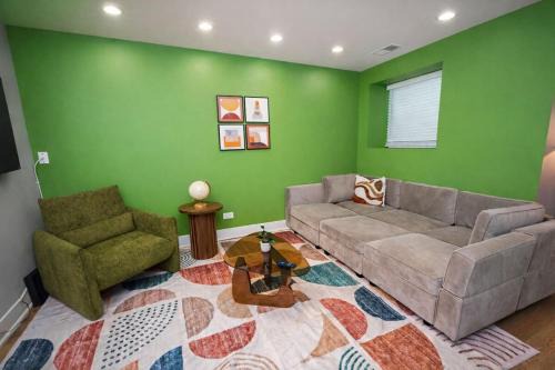 Cozy 3BR Chicago Garden Apartment Near Loyola & Downtown
