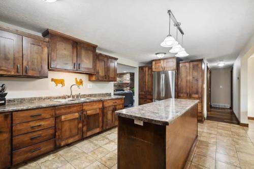 Sawyer Farmhouse -Spacious Retreat with 5 Bedrooms