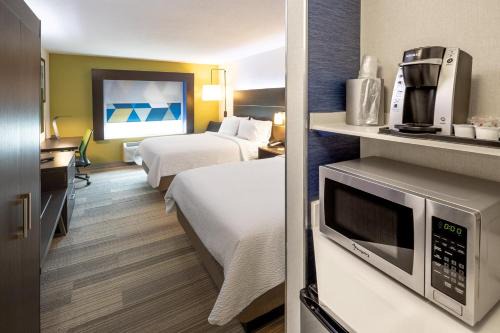 Holiday Inn Express & Suites Chicago West - St Charles by IHG