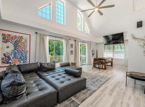 Charming Farmhouse Near Orchards & Wineries