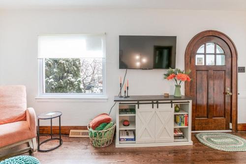 Stylish 3br Cozy Home 10min Drive from ND!