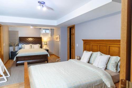 Pine Forest Villa w/hot tub 5 min from Lake