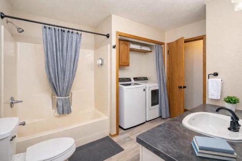 East Side 3 Br 2 full bath King Bed