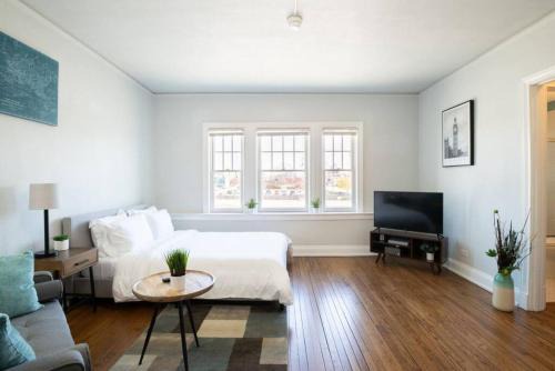 CITY VIBES - Modern Suite in the heart of Downtown