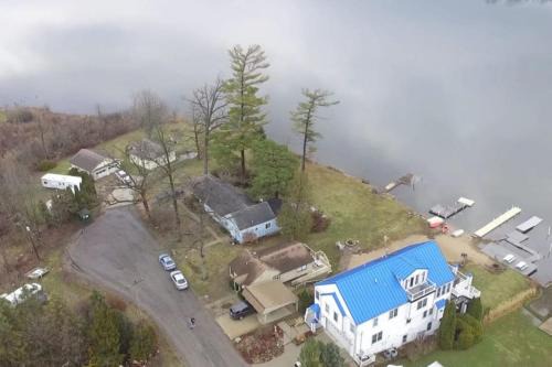 Campau Lake 2 BR| Half Retreat Cottage Hot tub Spa