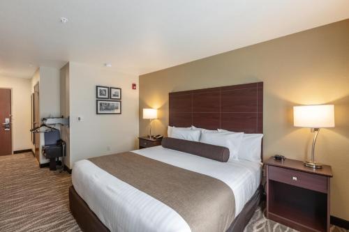 Cobblestone Hotel & Suites Appleton International Airport