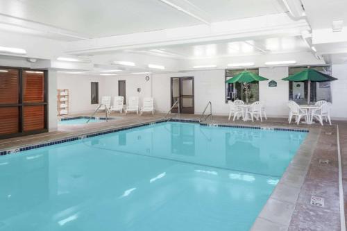 Wingate by Wyndham Peoria - Complimentary Area Shuttle